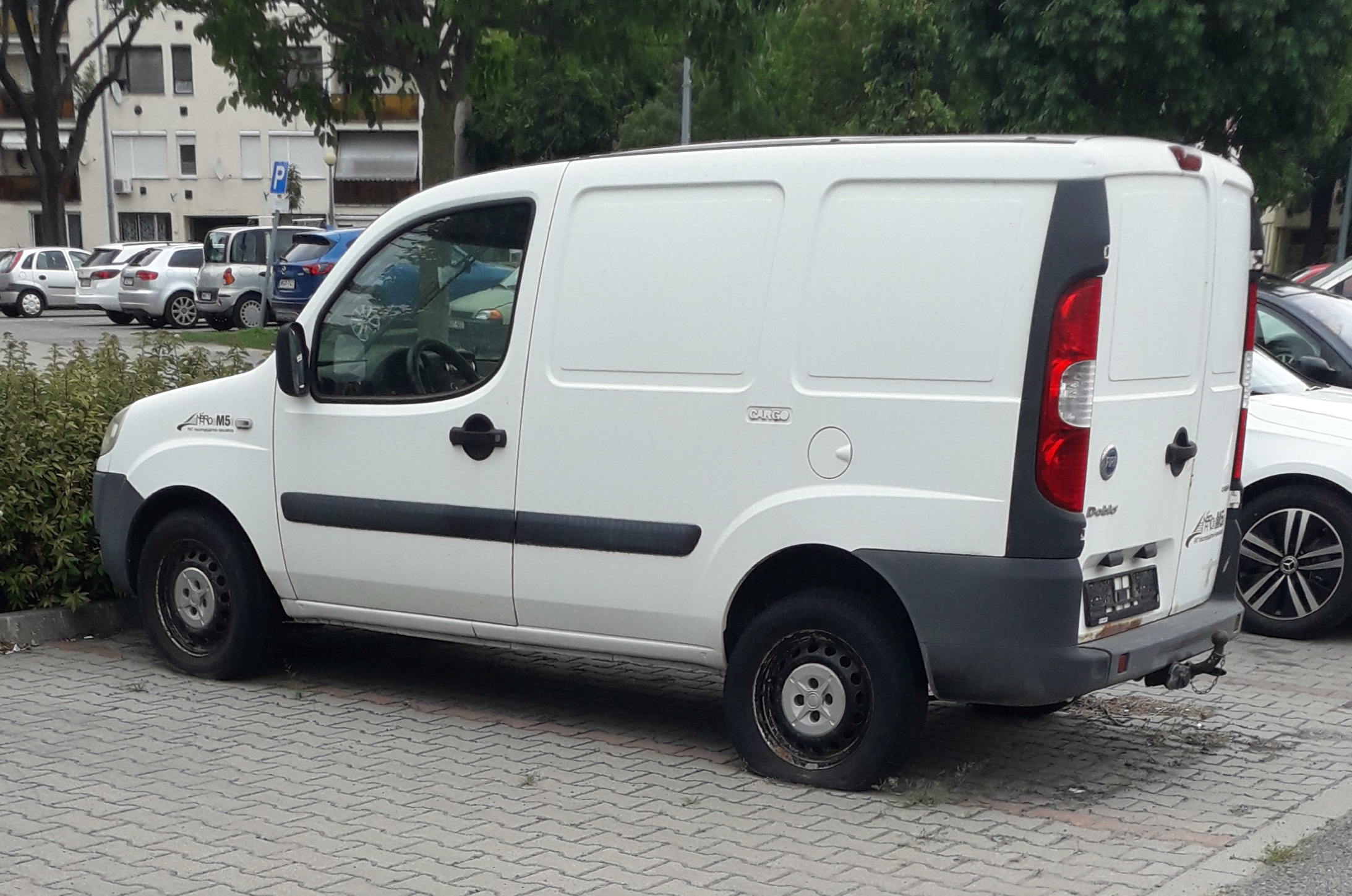 Évek óta áll egy elhagyatott autó a Spar parkolójában