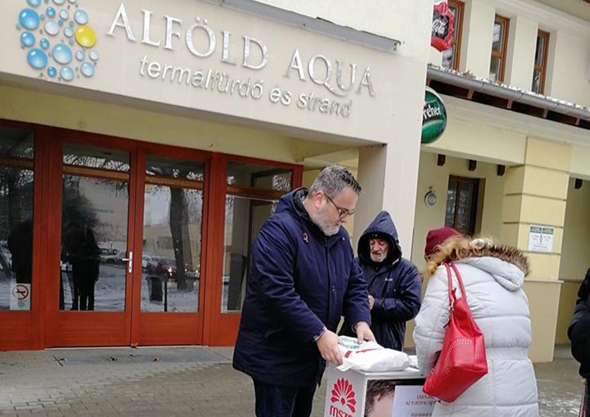 A strand előtt gyűjtötte az aláírásokat az MSZP