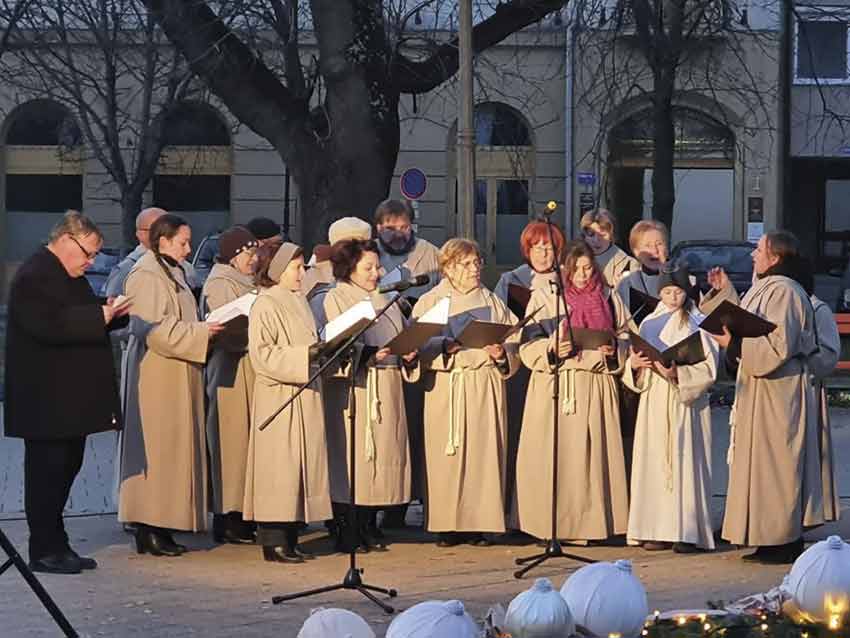 Meggyújtották az első gyertyát