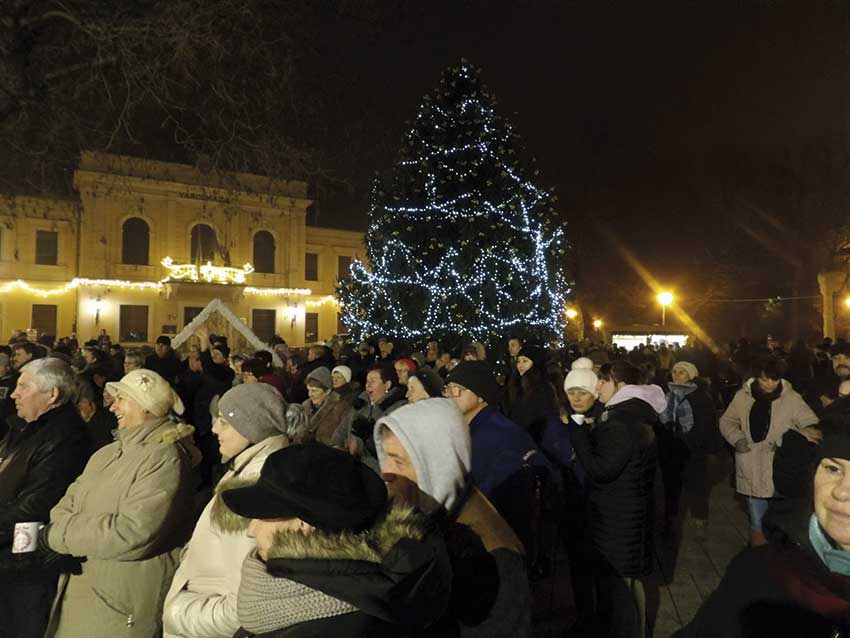 Megtelt Abony főtere advent második hétvégéjén is!