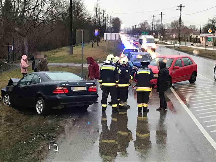 Két személygépkocsi ütközött össze a Kecskeméti úton