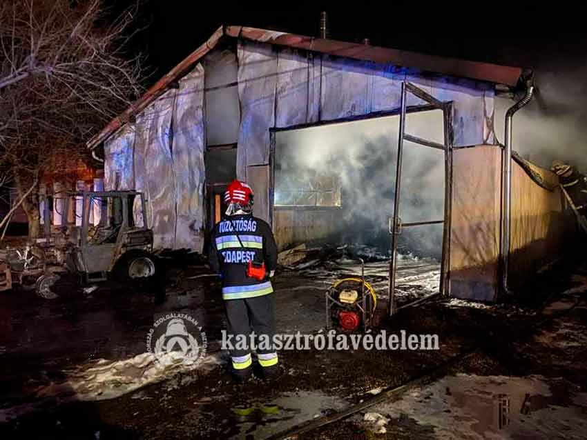 Nagy tűz Kőröstetétlenen, elégett a falu traktorja is