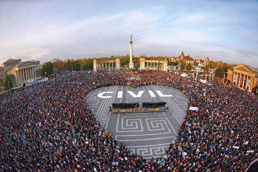 Notesz - A „civil törvény” elkaszálása