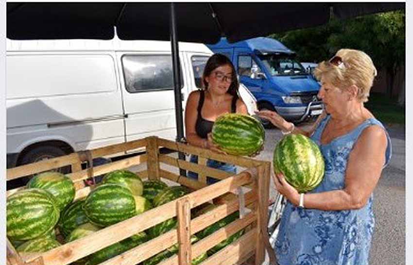 Magamutogató, múltidéző adakozás