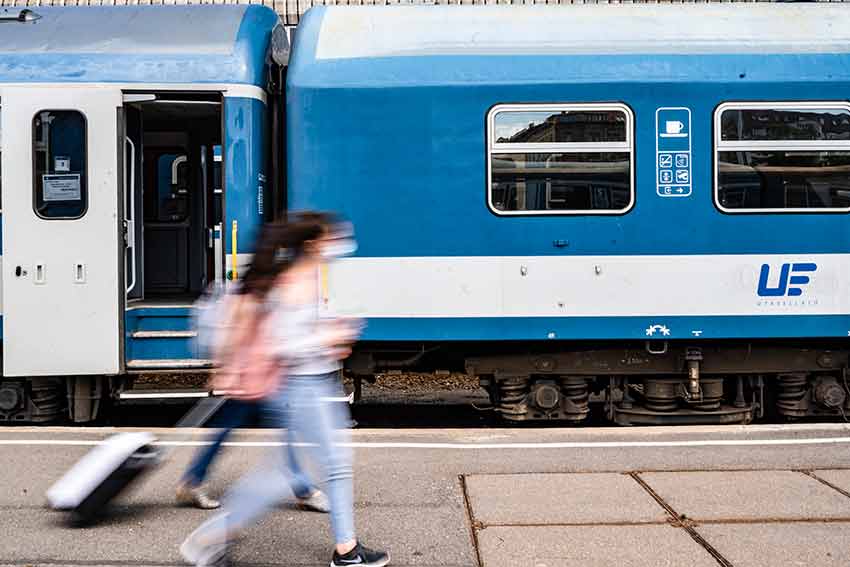 Szigorít a MÁV-START és a Volánbusz: szeptember 15-től leszállítják a maszk nélkül utazókat