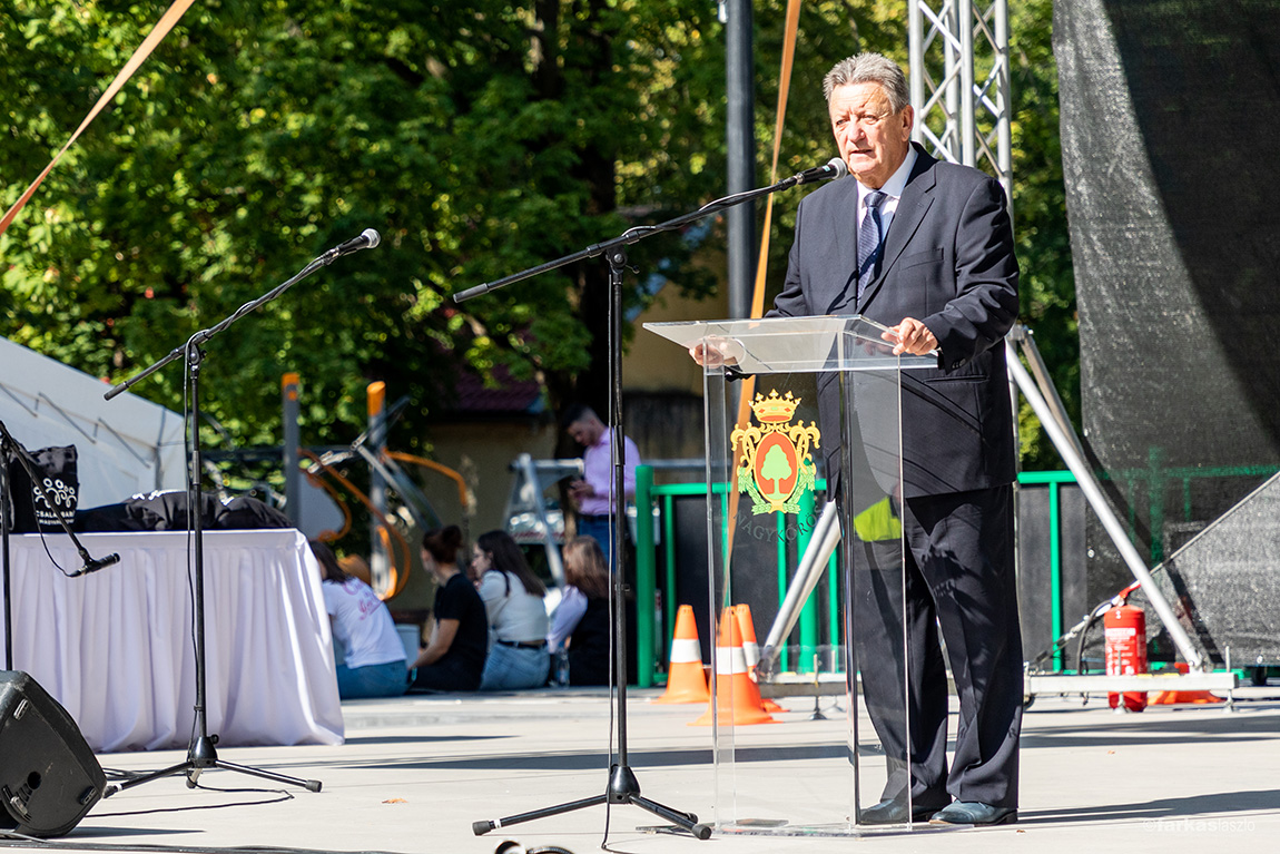 Arany Napok: cenzúra vagy beteges pitiánerség?