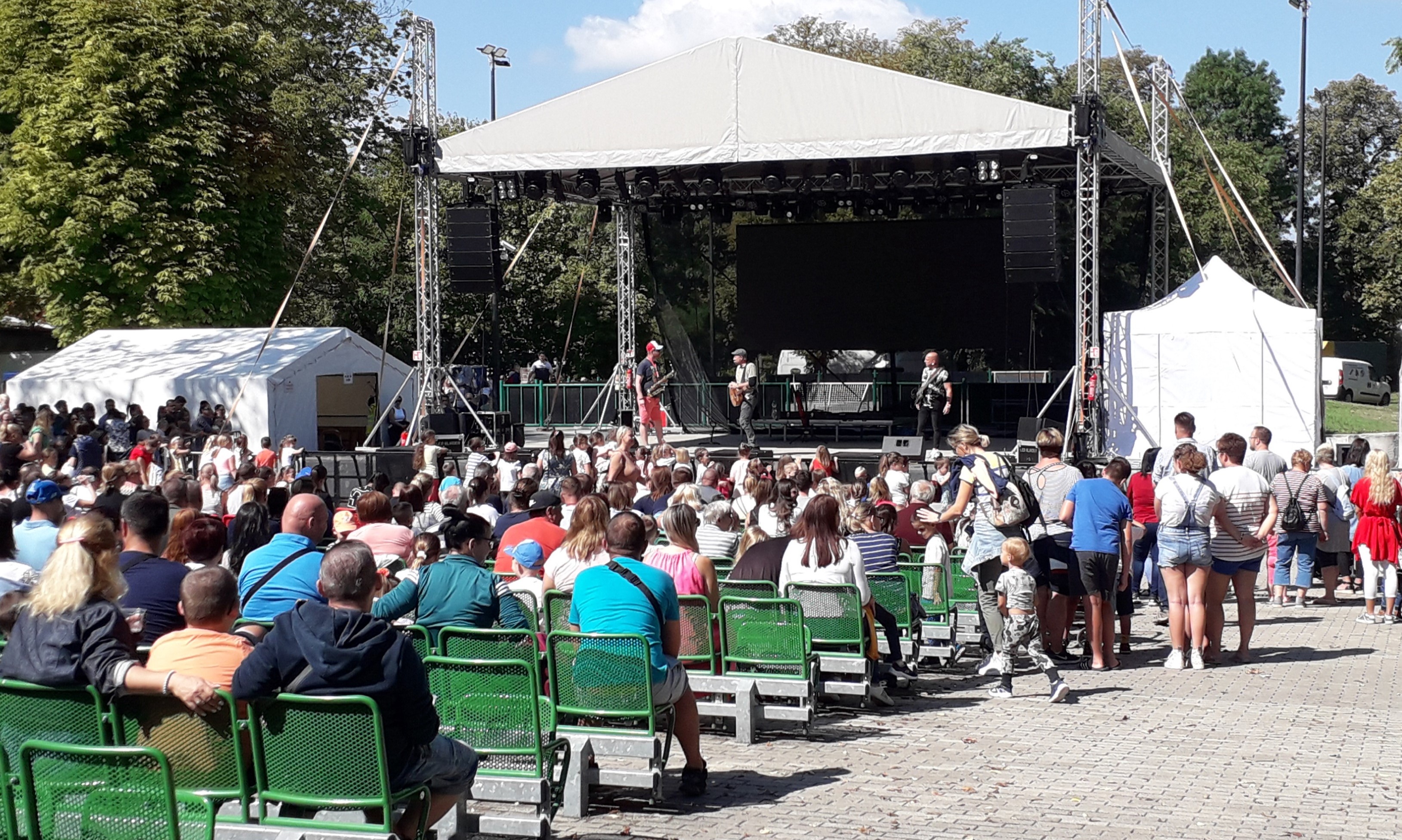 Gyerekkoncert, felnőtt viccel