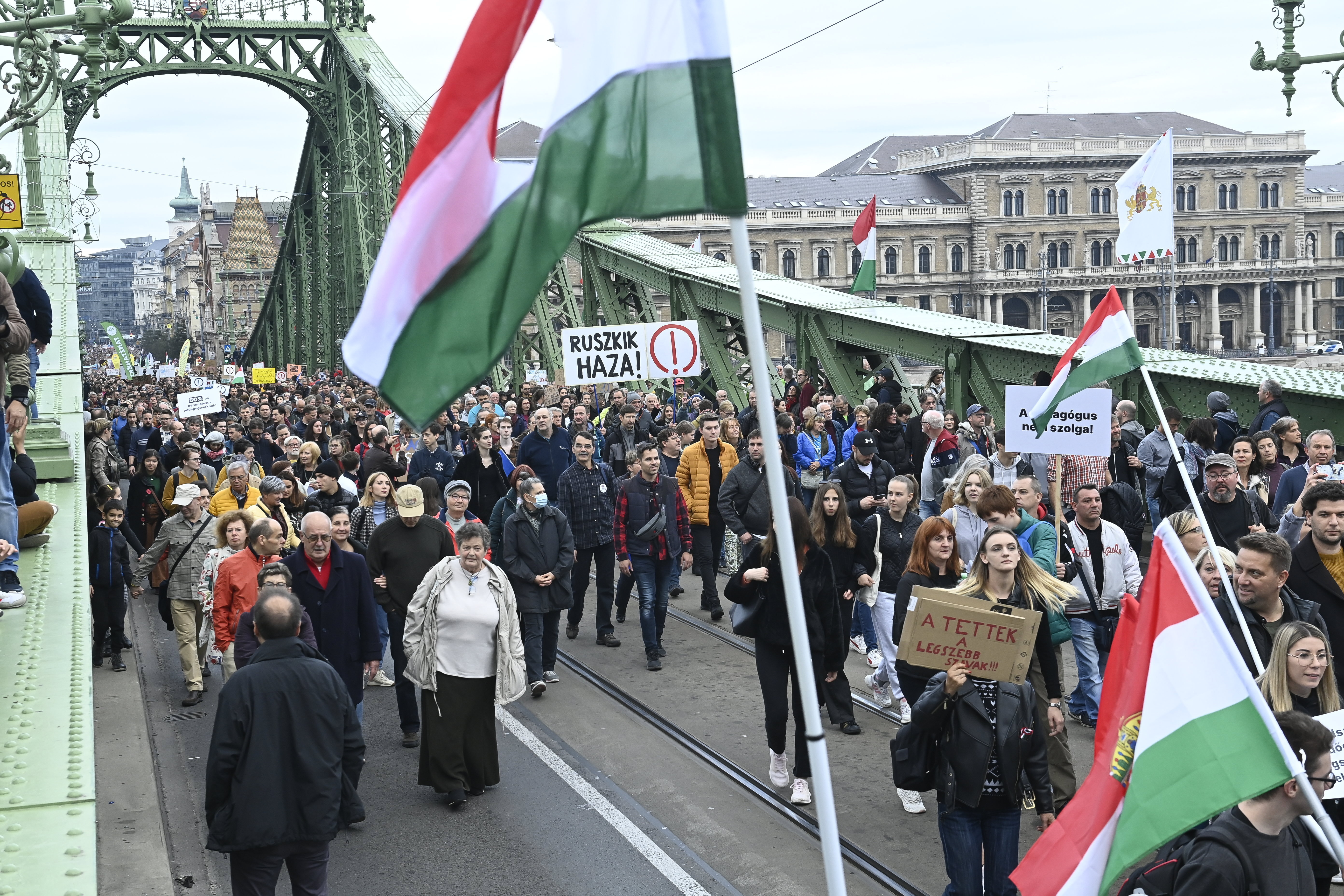 Az október 23-i diáktüntetést így látta a NER-t nem kiszolgáló sajtó…