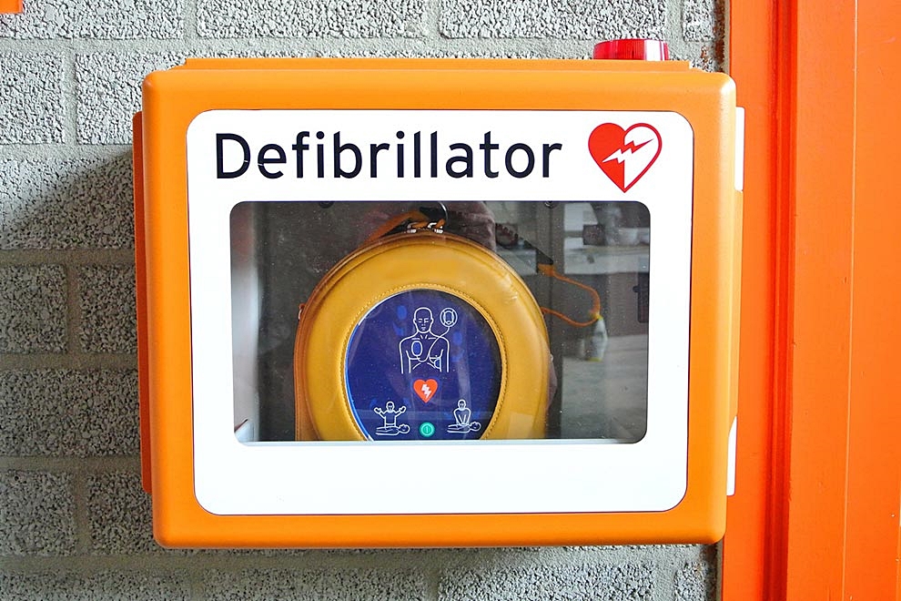 Defibrillátort helyeznek el a nagykőrösi piacon