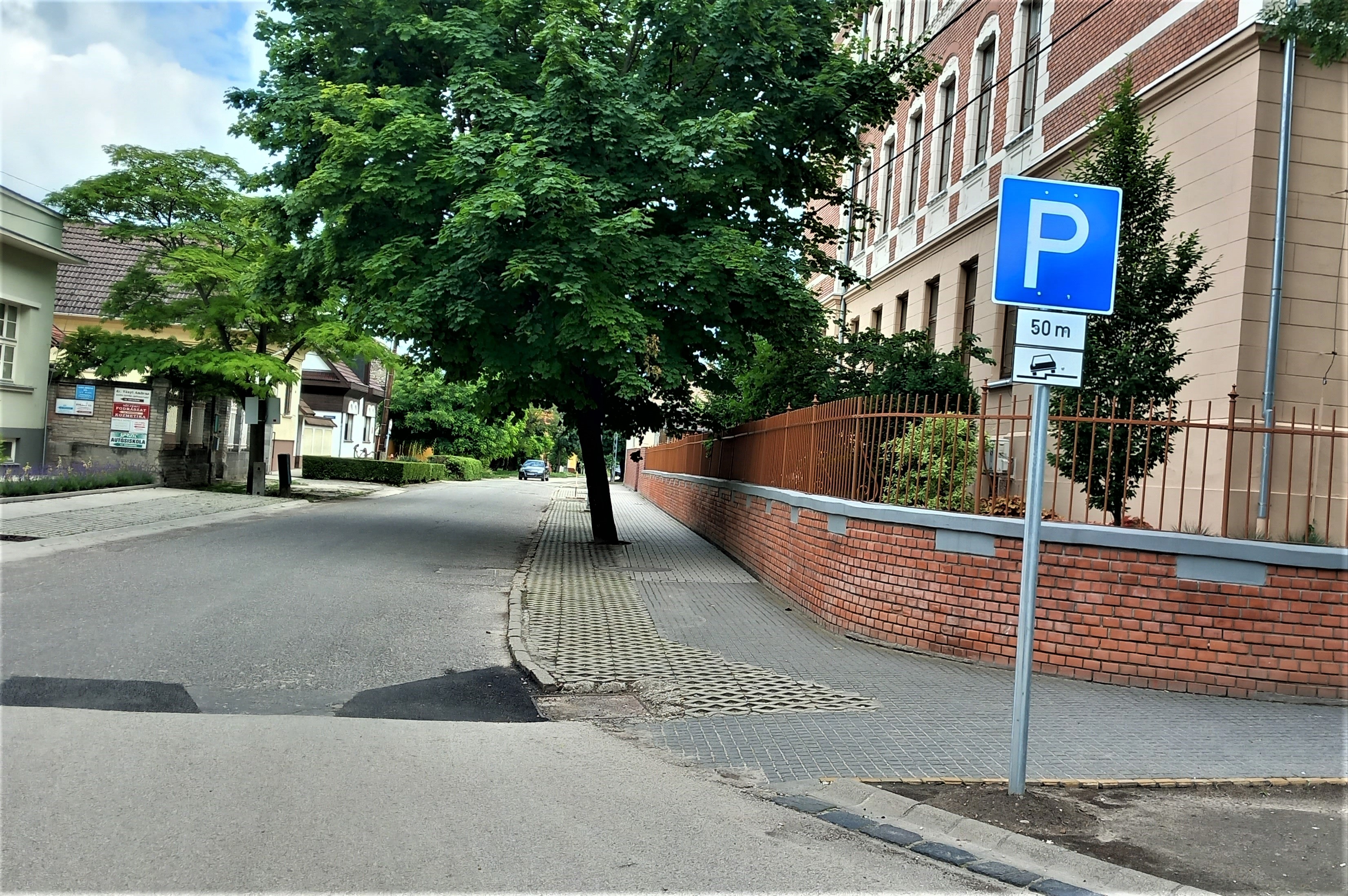 Parkoló a Losonczy utcában