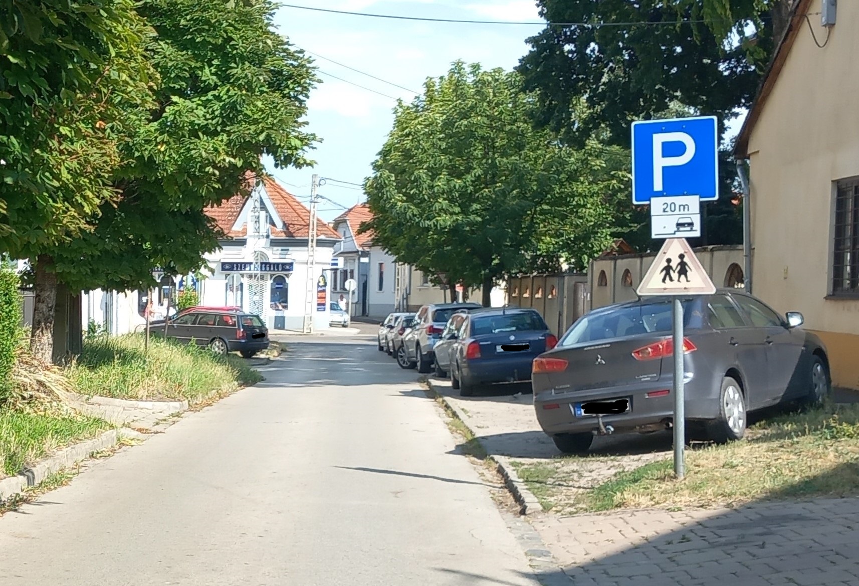 Szabályosan lehet parkolni a Kolping iskola előtt