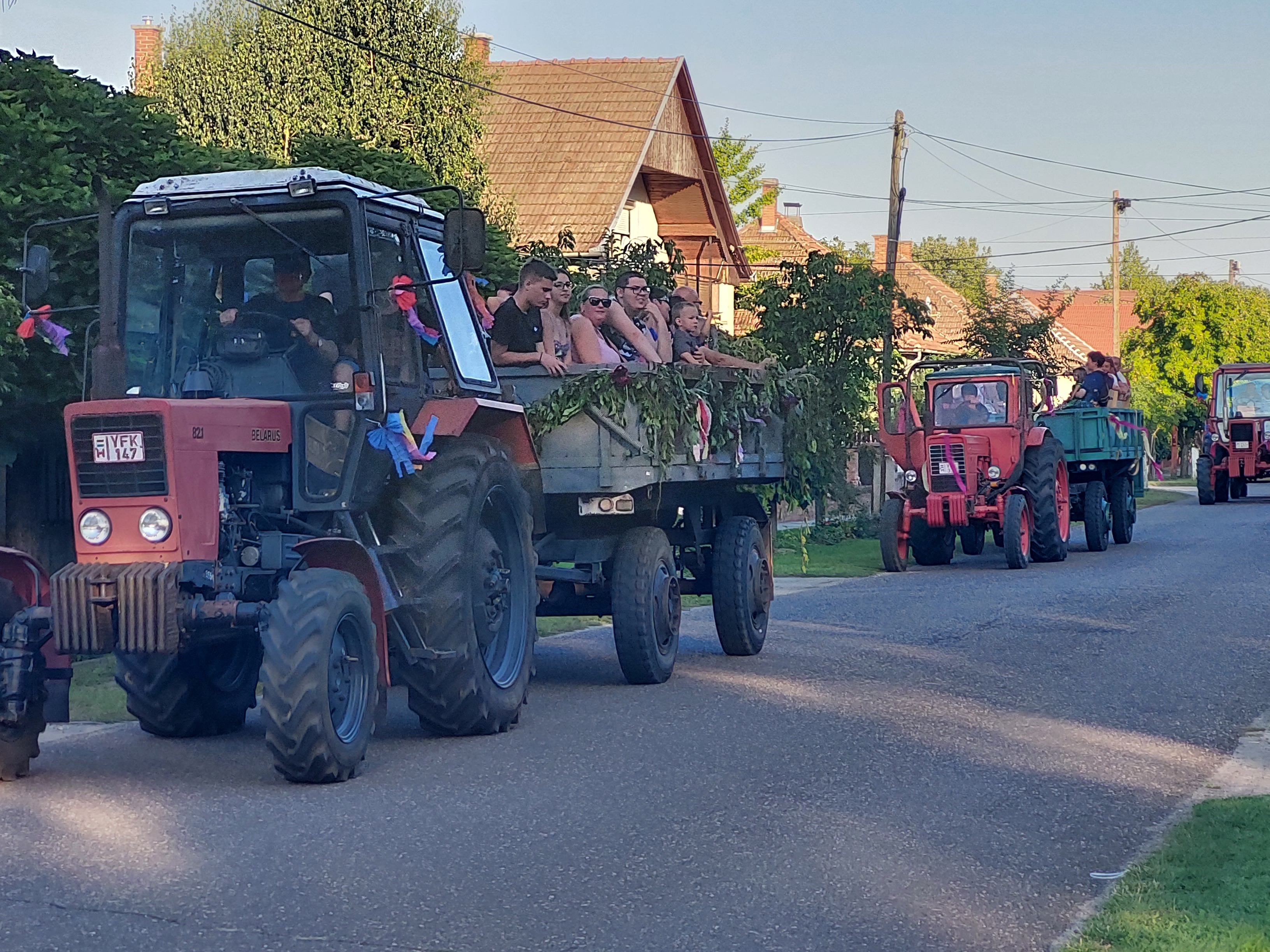 Értékes közösségi élmény a csemői Szüreti Traktorfelvonulás és Bál