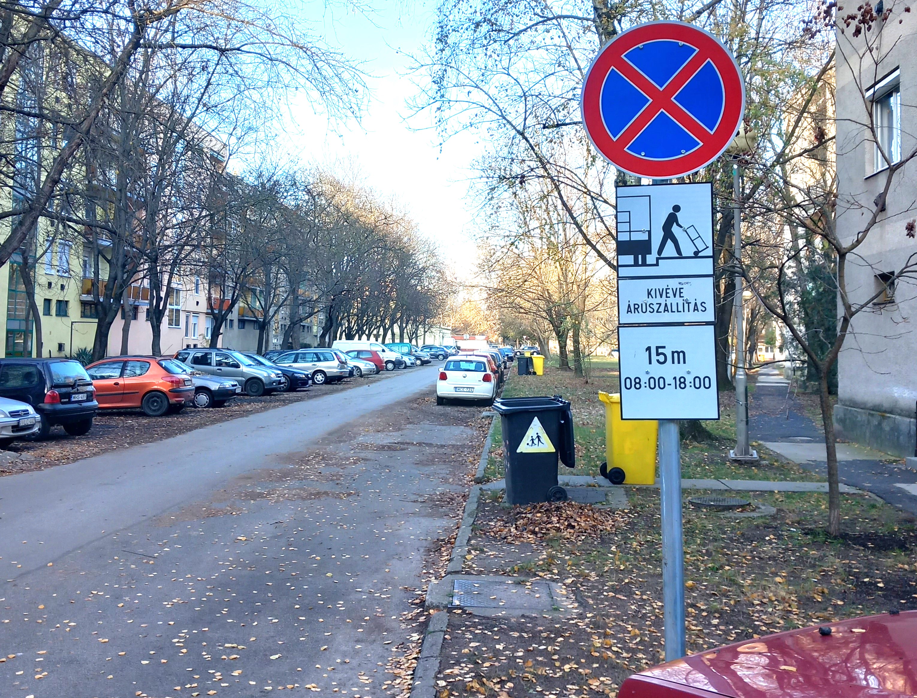 Megtiltották a parkolást az Október 23-a tér I. épület előtt