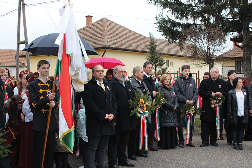 Méltóságteljes ünneplés Csemőben