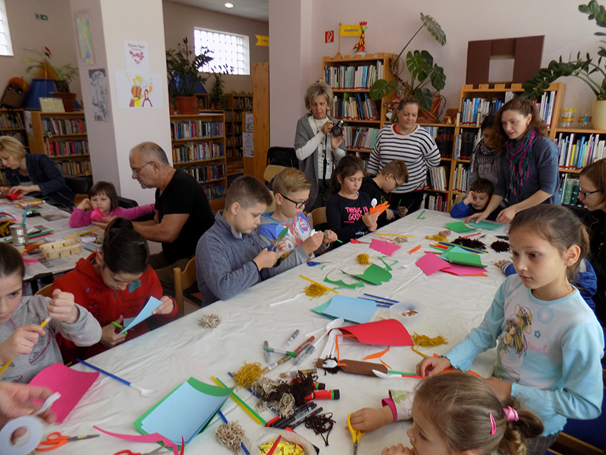 Rózsa és Ibolya a gyermekkönyvtárban