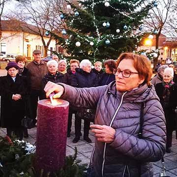 ABONY: Fellobbant a remény lángja az adventi koszorún